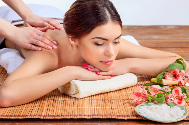 Na slici prikazane aktivnosti koje posjetioci mogu raditi u Sarajevu, gdje izaci, gdje kupovati, wellness i avantura
