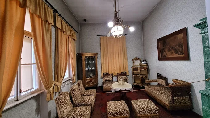 Na slikama prikazani depadanski muzeja Sarajeva: Svrzina kuća, Despića kuća, Brusa Bezistan, Muzej jevreja i Muzej 1878-1918