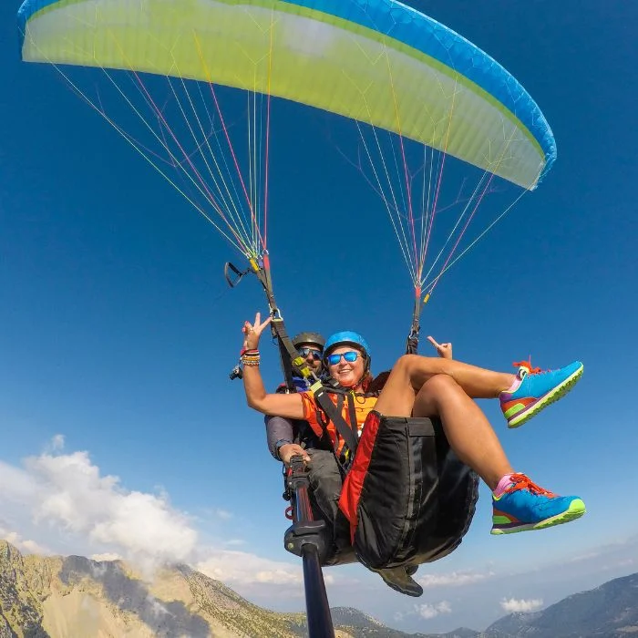 djevojka na paraglajdingu sa prijateljem