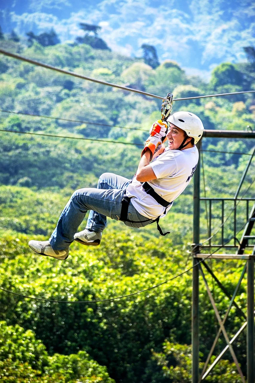 čovjek visi na zip line