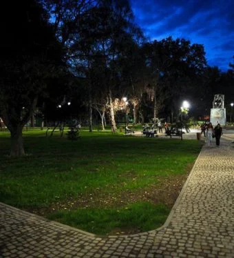 Noć u gradskom parku u Tuzli
