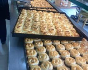 Restoran Saranda Tuzla, na slici su pite u zvrkovima