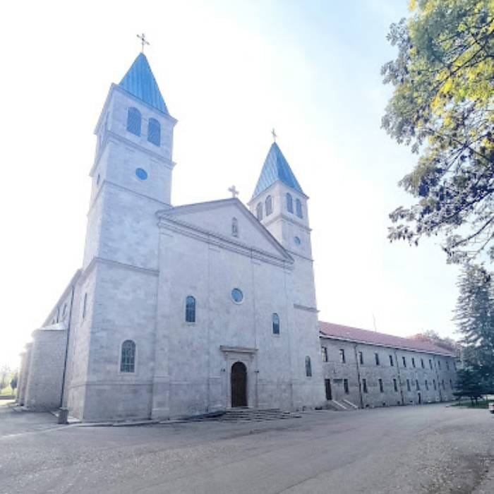 Franjevački samostan Gorica u Livnu, smješten na brežuljku iznad Livna, jedno je od najvažnijih duhovnih i kulturnih središta regije. 