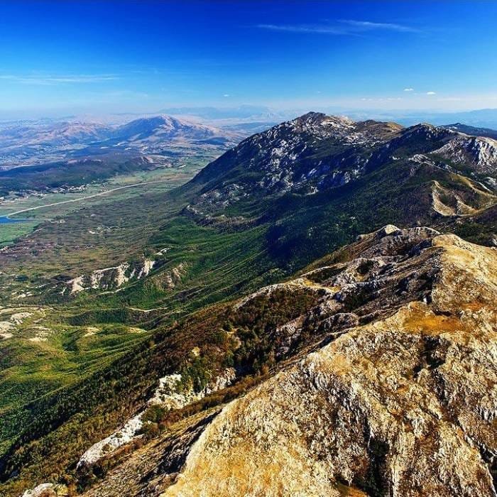  Arheološko područje Rešetarica kod Kamešnice privlači istraživače i ljubitelje historije svojom kompleksnošću i značajem, dok posjetioci uživaju u kombinaciji prirodne ljepote i historijskih tragova.