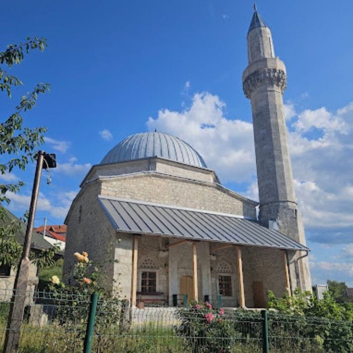 ​Lala-pašina džamija, poznata i kao Beglučka džamija, jedan je od najstarijih i najznačajnijih spomenika osmanskog naslijeđa u Livnu.