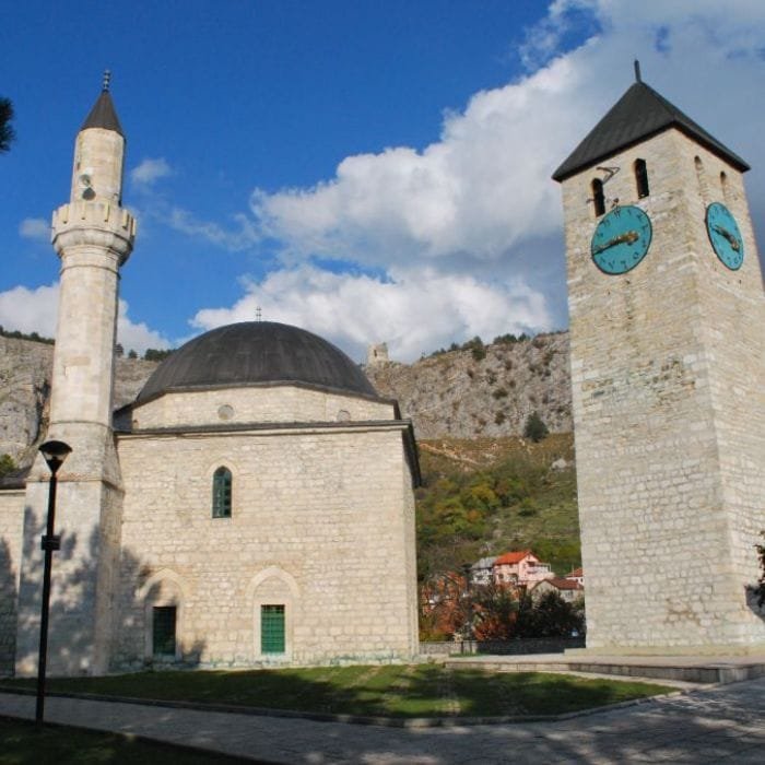 Sahat-kula u Livnu, smještena uz Džamiju Hadži Ahmeta Dukatara, jedno je od najprepoznatljivijih obilježja grada i značajan simbol osmanskog perioda. 