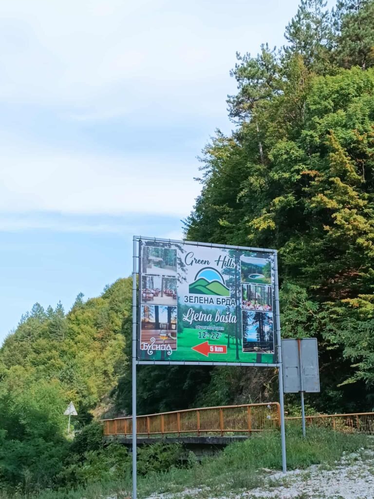 Skretanje za izletište Busija na putu od strane Tuzle ka Bijeljini