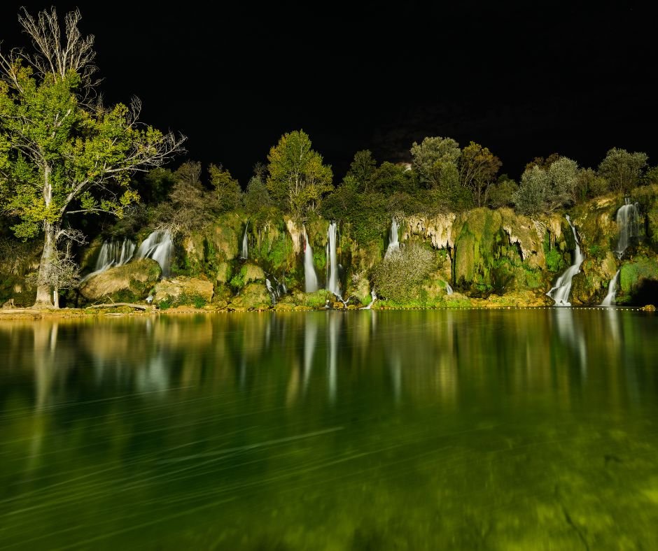 Izgled vodopada Kravica po noći
