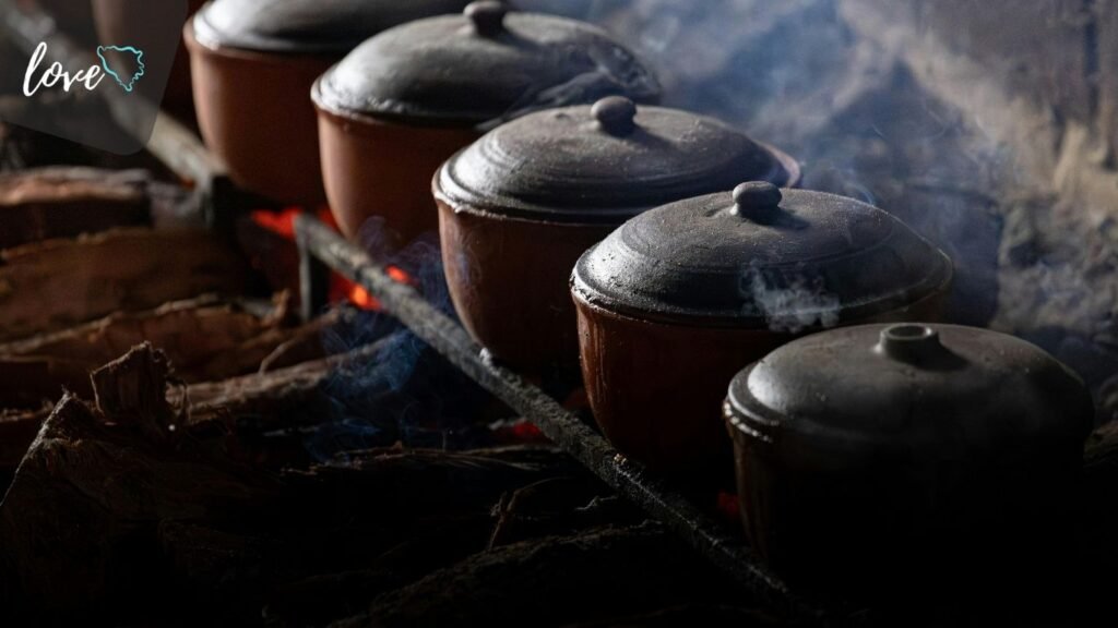 Priprema tradicionalne bosanske hrane u zemljanim posudama na žaru