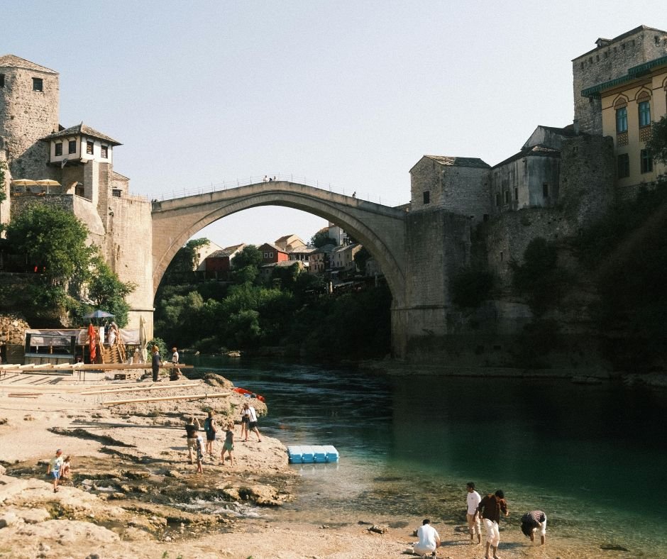 Plato ispod Starog mosta u Mostaru, mjesto odakle se najbolje vide skokovi sa starog mosta.