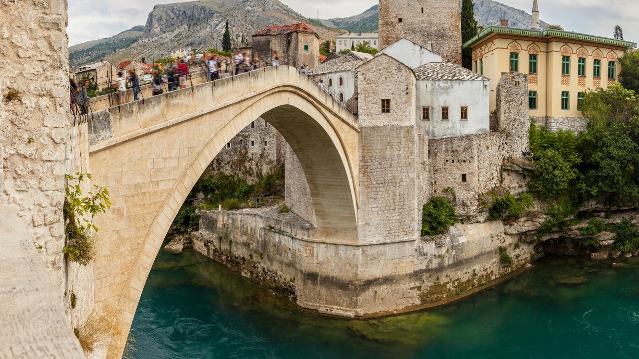 pogled na stari most u mostaru